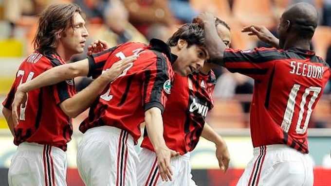 Fotbalisté AC Mílán se sice v posledním kole radovali z výhry. Radost jim ale zkazila Fiorentina.