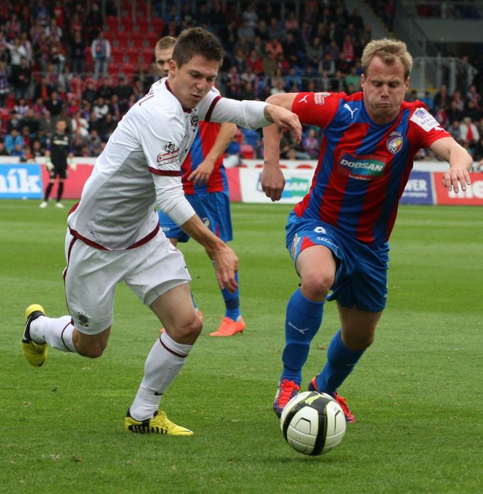 Fotbalista Plzně David Limberský (vpravo) a Tomáš Přikryl v utkání se Spartou Praha v sedmém kole Gambrinus ligy 2012/13.