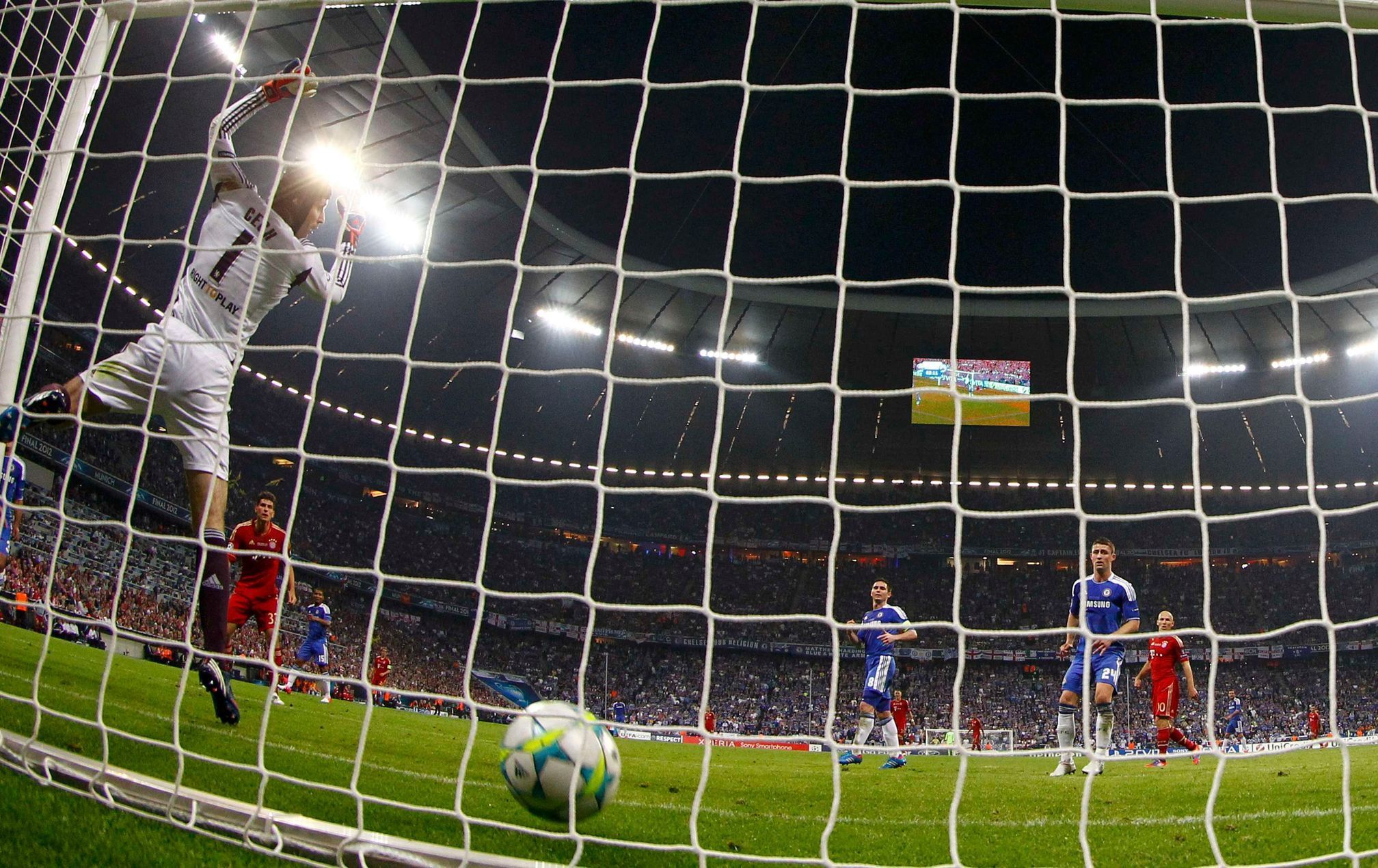 Petr Čech inkasuje gól ve finále Ligy mistrů Bayern - Chelsea