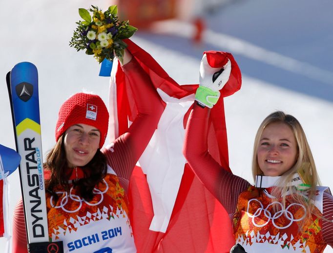 Dominique Gisinová a Lara Gutová slaví dvě švýcarské medaile ve sjezdu