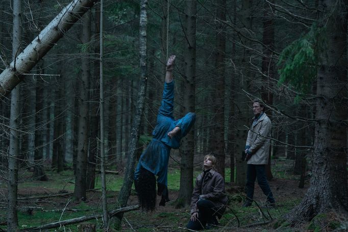 Danica Curcicová jako Naia Thulinová a Mikkel Boe Følsgaard jako Mark Hess.