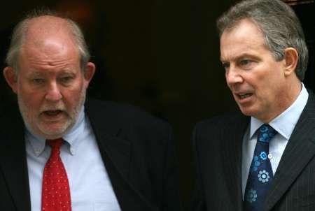 Britský ministr vnitra Charles Clarke s premiérem Tony Blairem před sídlem v Downing Steet