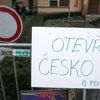 Protest / demonstrace proti vládním koronavirovým opatřením, blokáda Úřadu vlády, otevřené Česko