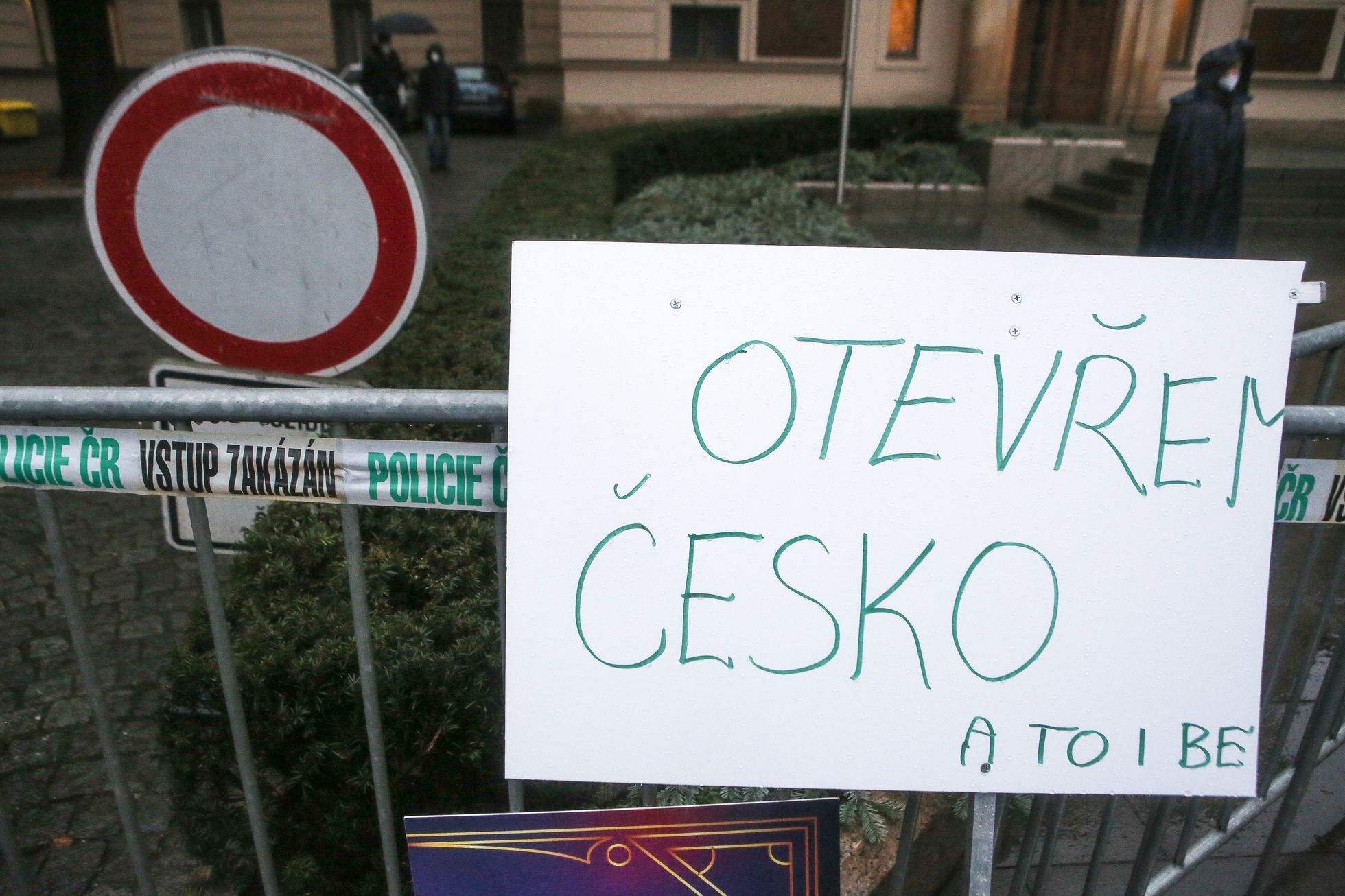 Protest / demonstrace proti vládním koronavirovým opatřením, blokáda Úřadu vlády, otevřené Česko