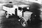 Naopak těžký nákladní automobil s nosností pět až šest tun dostal jméno Praga N a zkonstruován byl už v roce 1915 jako nástupce mimo jiné modelu V. Za jeho konstrukcí stál opět František Kec a výroba skončila až v roce 1937. V jejím průběhu auto prodělalo řadu změn, zvyšoval se výkon motoru a vedle benzinového se objevila i naftová jednotka. Dělaly se různé karosářské varianty od valníků až po specializované nástavby pro hasiče, uklízeče či popeláře. Na stejném podvozku také vznikaly autobusy. Nástupcem se stal mnohem modernější typ ND.