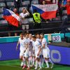 Češi před svými fanoušky slaví gól Patrika Schicka z penalty v zápase Chorvatsko - Česko na ME 2020