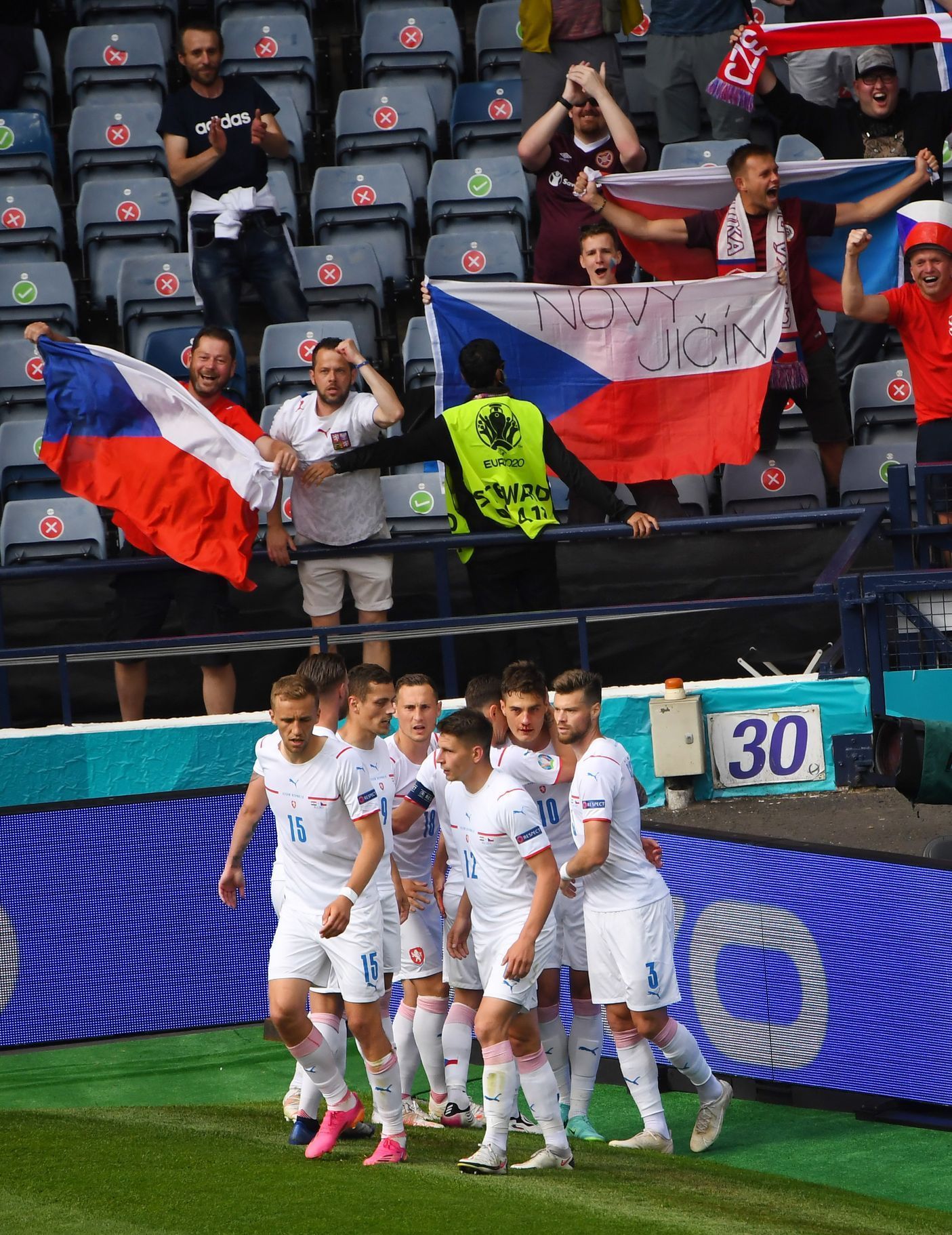 Češi před svými fanoušky slaví gól Patrika Schicka z penalty v zápase Chorvatsko - Česko na ME 2020