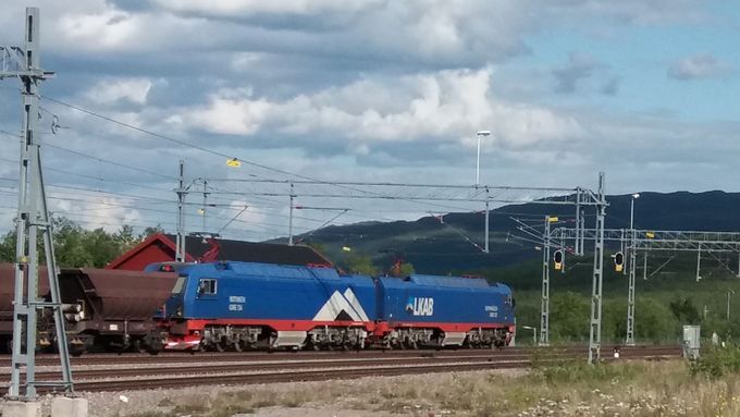 Nehoda vlaku ve Švédsku. Klíčovou trať pro těžbu rudy blokují desítky vagonů