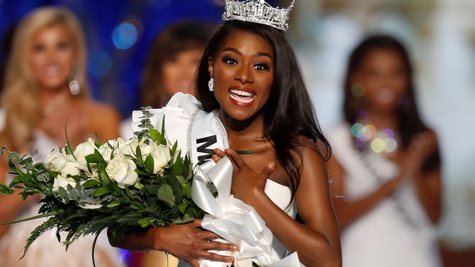 Fotky: Miss America poprvé bez promenády v plavkách. Diváci na protest bučeli