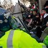 Britští studenti se v centru Londýna perou s policií
