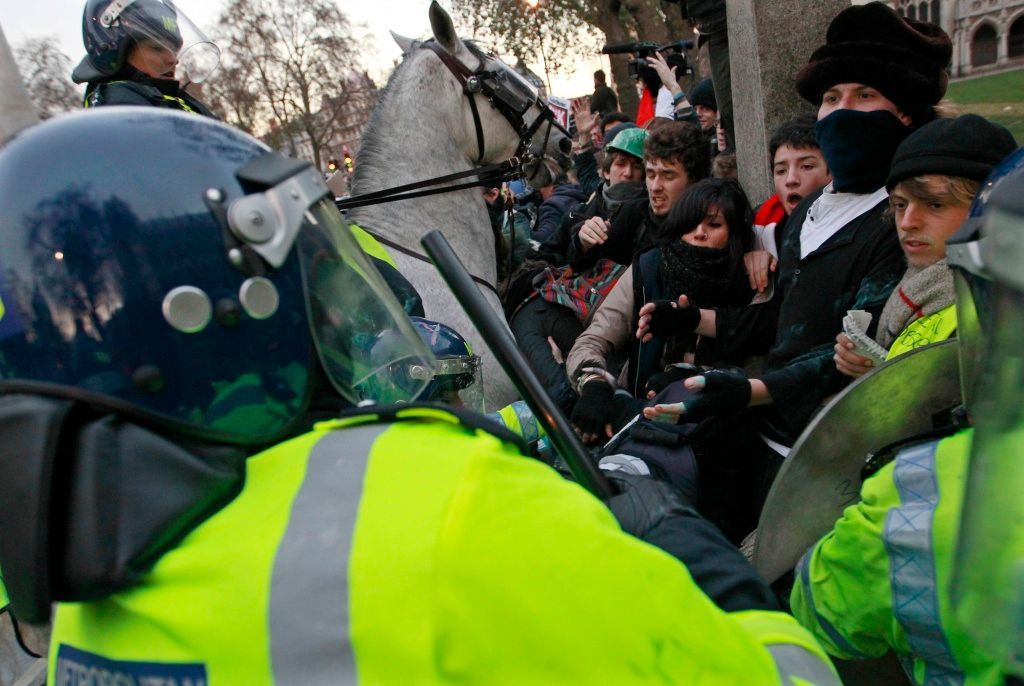Britští studenti se v centru Londýna perou s policií