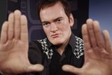 Slavný režisér a scenárista Quentin Tarantino při své slavné póze.