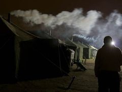 Po desáté pohyb před stany ustal. Venku se pohybovali jen pracovníci Naděje, kteří celou noc chodili do stanů přikládat.