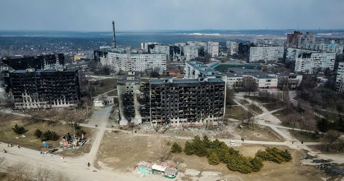 Letecký pohled ukazuje obytné budovy poškozené ostřelováním na rohu Záporožské dálnice a Ševčenkova bulváru ve městě Mariupol, Ukrajina, 18. 3. 2022