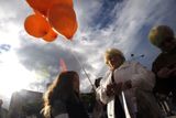 Více než stovka lidí na místě posledního velkého mítinku Jiřího Paroubka čeká, co se bude rozdávat kromě balónků.
