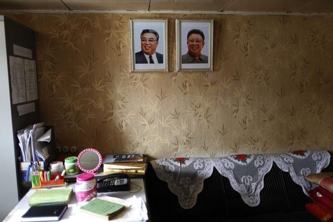 Portraits of former leader Kim Jong-il (R) and former president Kim Il-sung are seen in one of the rooms inside a North Korean flagged ship "Chong Chon Gang" docked at the Manzanillo Container Terminal in Colon City July 16, 2013. Panama seized a North Korean cargo ship it suspects was hiding missile equipment in a shipment of brown sugar from Cuba, after a standoff in which the ship's captain tried to slit his own throat. REUTERS/Carlos Jasso (PANAMA - Tags: POLITICS MARITIME CRIME LAW) Published: Čec. 17, 2013, 12:32 dop.