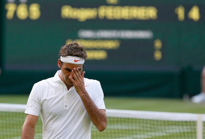 Zklamaný Roger Federer na Wimbledonu 2013.