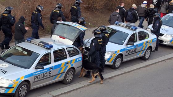 Policejní manévry i bojovná kopaná, to byl zápas Bohemky s Baníkem