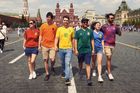 Ulicemi Moskvy chodí jako duhová vlajka LGBT komunity. Rusko je symbolem homofobie, tvrdí aktivisté