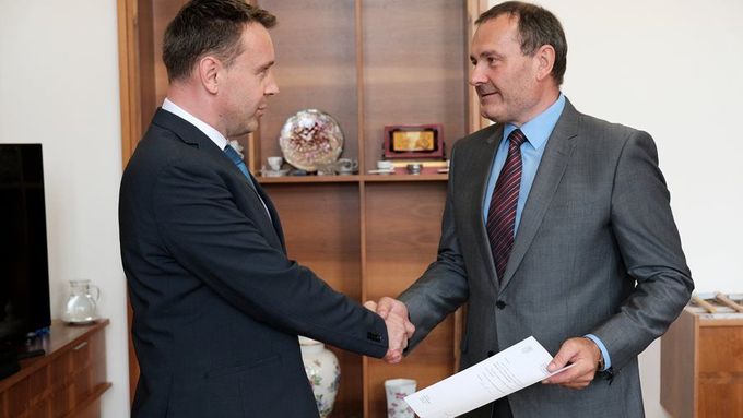 Ministr dopravy Vladimír Kremlík (vlevo) a šéf ŘSD Pavol Kováčik.