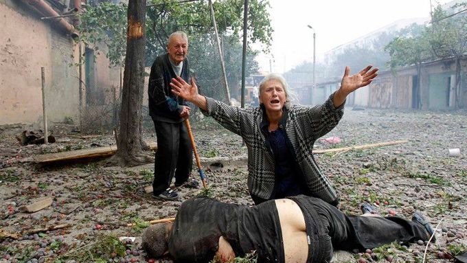 Žena truchlí nad tělem svého příbuzného, zabitého při ruském bombardování v Gori.