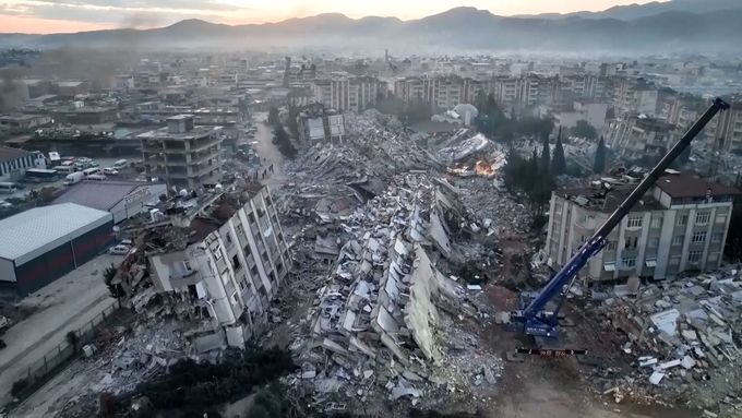 Záběry z dronu na následky zemětřesení v turecké provincii Hatay.