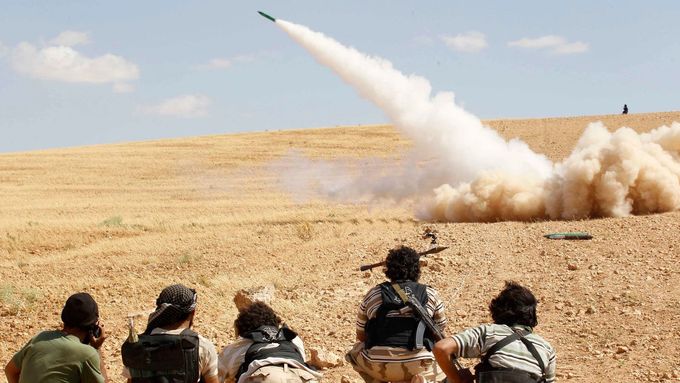 Povstalci ze Svobodné syrské armády odpalují rakety na stanoviště provládních sil u města Hamá.