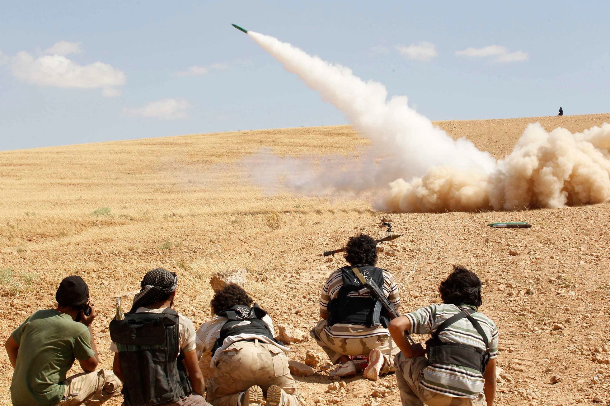 Povstalci ze Svobodné syrské armády odpalují rakety na stanoviště provládních sil u města Hamá.