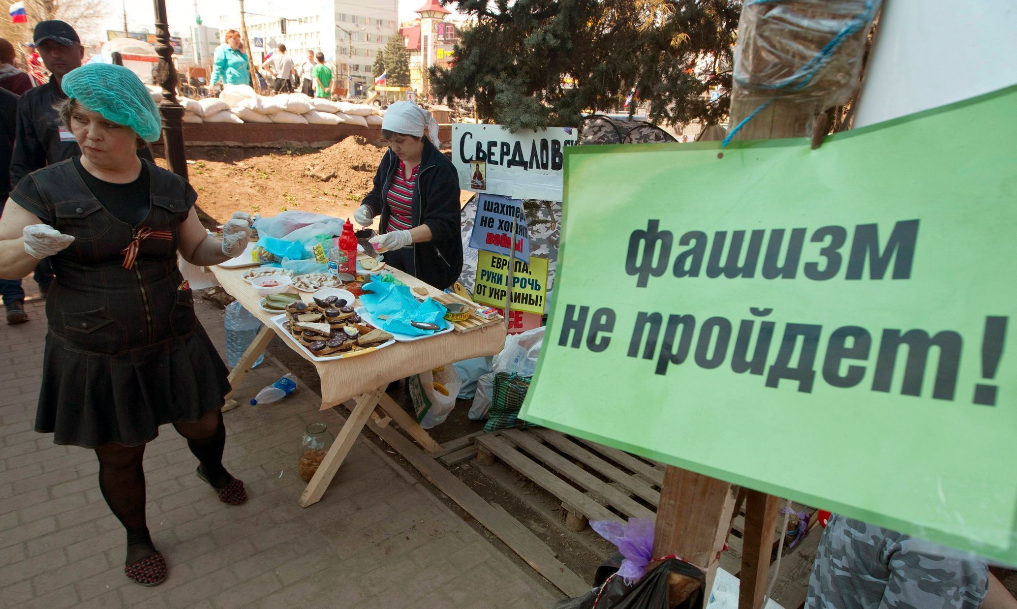 "Fašismus neprojde". Mítink proruských aktivistů v Luhansku.