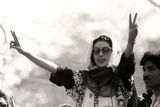 Duben 1986: Benazír Bhuttová ukazuje svým příznivcům ve městě Lahore symbol "V" neboli vítězství.
