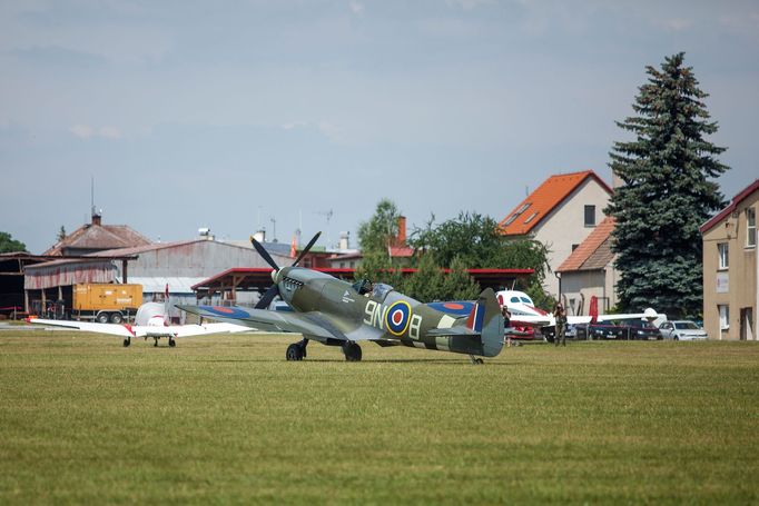 Pilot historické bojové stíhačky Spittfire Roman Vojta