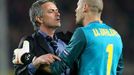 José Mourinho má nesrovnalosti s brankářem Barcelony Valdesem