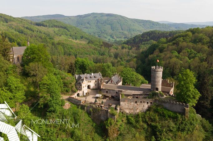 Hrad Hauenstejn vlastní majitel, který si celý život přál být hradním pánem. V oživení mu pomohly desítky dobrovolníků, stále ale potřebuje finanční pomoc.