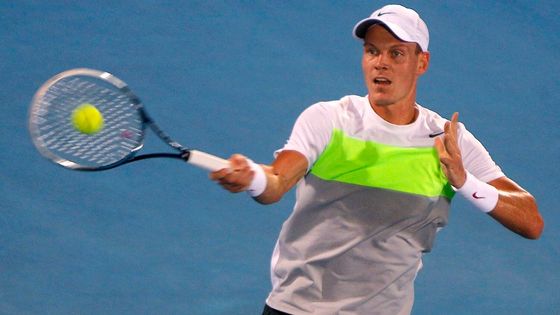 Tomáš Berdych sice letos vyhrál dva turnaje ATP, ale na exhibičním turnaji v Abú Zabí prohrál hned v prvním kole. Podívejte se, jak.