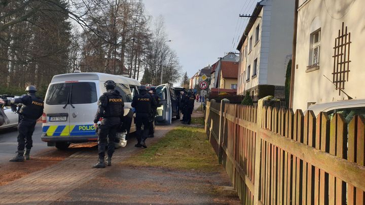 Policie pátrá po pachateli násilného činu v Aši. Může být ozbrojen, varuje