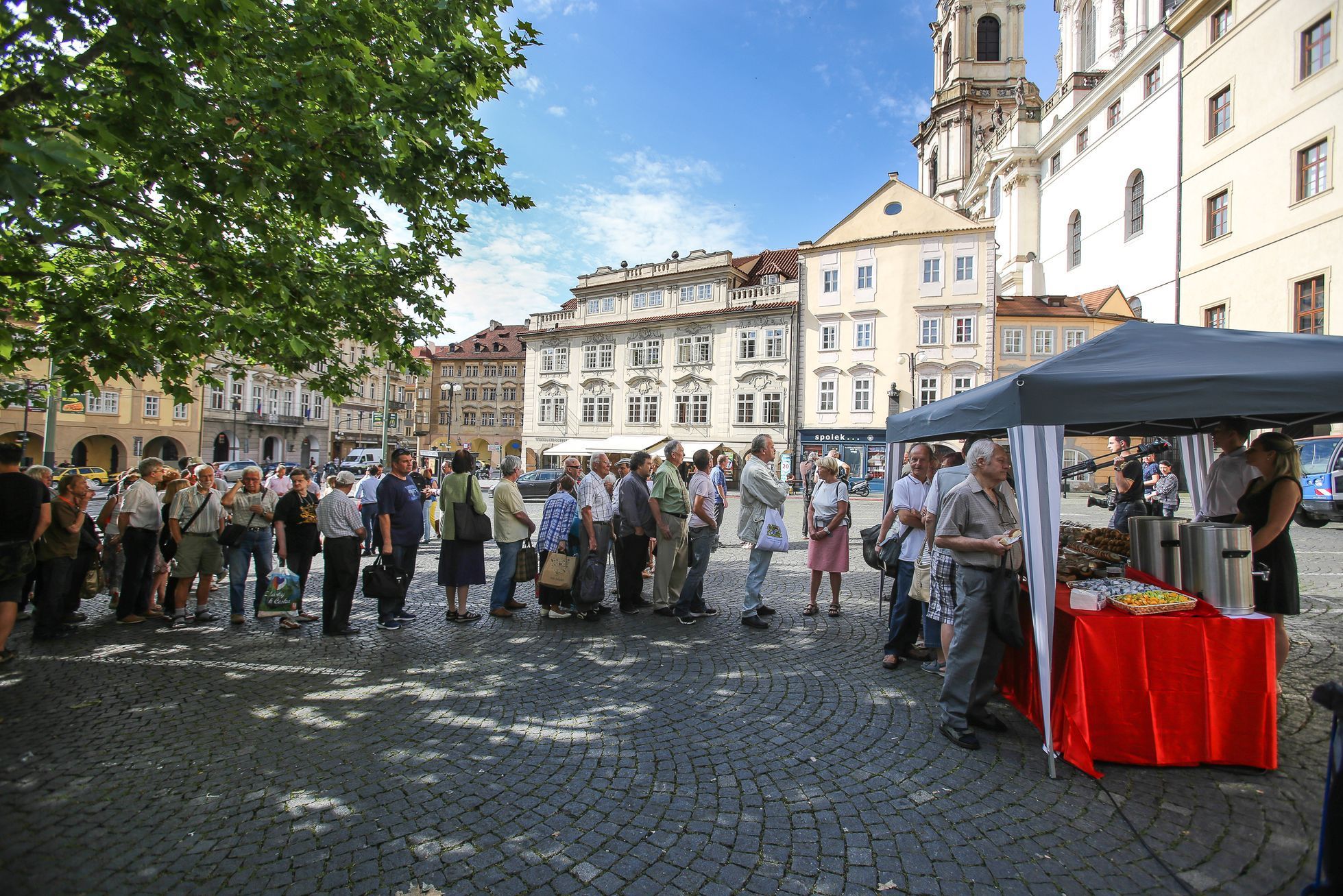Malostranské náměstí v Praze před a po zrušení parkoviště