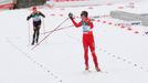 Norský finišman Petter Northug se ohlíží. V cílové rovince nedal Němci Axelu Teichmannovi nejmenší šanci.