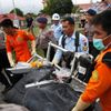 Vytahování trosek letounu airbus A320-200  letecké společnosti AirAsia