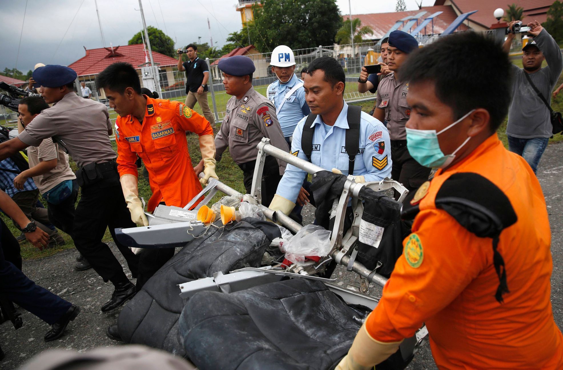 Vytahování trosek letounu airbus A320-200  letecké společnosti AirAsia