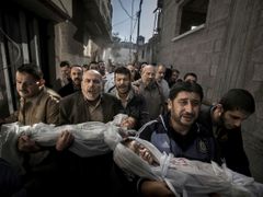 ATTENTION EDITORS - PICTURE 1 OF 18 OF THE WINNERS OF THE 56th WORLD PRESS PHOTO CONTEST 2013 Paul Hansen of Sweden, a photographer working for the Swedish daily Dagens Nyheter, has won the World Press Photo of the Year 2012 with this picture of a group of men carrying the bodies of two dead children through a street in Gaza City taken on November 20, 2012 and distributed by the World Press Photo Foundation February 15, 2013. Jury member Mayu Mohanna said about the photo: "The strength of the picture lies in the way it contrasts the anger and sorrow of the adults with the innocence of the children. It's a picture I will not forget." The prize-winning entries of the World Press Photo Contest 2013, the world's largest annual press photography contest, were announced today February 15, 2013. REUTERS/Paul Hansen/Dagens Nyheter/World Press Photo/Handout (GAZA - Tags: POLITICS CIVIL UNREST MEDIA SOCIETY TPX IMAGES OF THE DAY) ATTENTION EDITORS - THIS IMAGE WAS PROVIDED BY A THIRD PARTY. FOR EDITORIAL USE ONLY. NOT FOR SALE FOR MARKETING OR ADVERTISING CAMPAIGNS. THIS PICTURE IS DISTRIBUTED EXACTLY AS RECEIVED BY REUTERS, AS A SERVICE TO CLIENTS. NO SALES. NO ARCHIVES. Published: Úno. 15, 2013, 10:01 dop.
