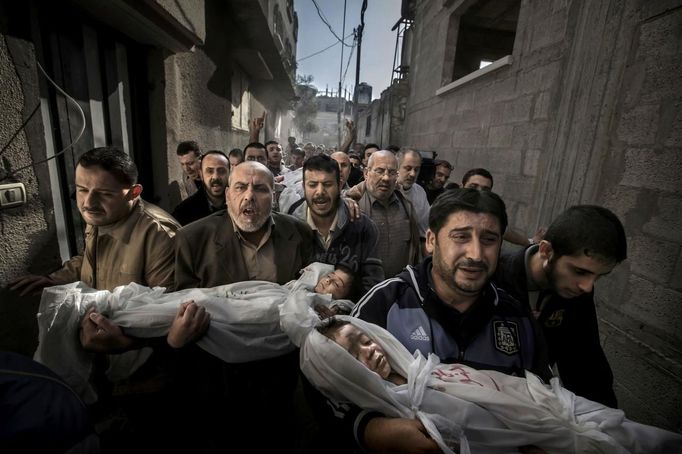 ATTENTION EDITORS - PICTURE 1 OF 18 OF THE WINNERS OF THE 56th WORLD PRESS PHOTO CONTEST 2013 Paul Hansen of Sweden, a photographer working for the Swedish daily Dagens Nyheter, has won the World Press Photo of the Year 2012 with this picture of a group of men carrying the bodies of two dead children through a street in Gaza City taken on November 20, 2012 and distributed by the World Press Photo Foundation February 15, 2013. Jury member Mayu Mohanna said about the photo: "The strength of the picture lies in the way it contrasts the anger and sorrow of the adults with the innocence of the children. It's a picture I will not forget." The prize-winning entries of the World Press Photo Contest 2013, the world's largest annual press photography contest, were announced today February 15, 2013. REUTERS/Paul Hansen/Dagens Nyheter/World Press Photo/Handout (GAZA - Tags: POLITICS CIVIL UNREST MEDIA SOCIETY TPX IMAGES OF THE DAY) ATTENTION EDITORS - THIS IMAGE WAS PROVIDED BY A THIRD PARTY. FOR EDITORIAL USE ONLY. NOT FOR SALE FOR MARKETING OR ADVERTISING CAMPAIGNS. THIS PICTURE IS DISTRIBUTED EXACTLY AS RECEIVED BY REUTERS, AS A SERVICE TO CLIENTS. NO SALES. NO ARCHIVES. Published: Úno. 15, 2013, 10:01 dop.