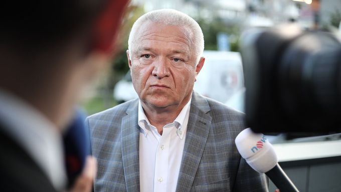 Předseda poslaneckého klubu ANO Jaroslav Faltýnek už dopředu avizoval, že v případě kumulace funkcí a platů mají jeho poslanci závazné - tedy jednotné - hlasování.