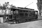 Pražskou zvláštností se stala pohřební tramvaj. Vznikla na podzim roku 1917 přestavbou běžného motorového vozu č. 152, jehož skříň byla rozdělená na dvě vzájemně neprostupné části. Do každé se vešly dvě až čtyři rakve.