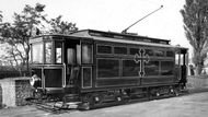 Pražskou zvláštností se stala pohřební tramvaj. Vznikla na podzim roku 1917 přestavbou běžného motorového vozu č. 152, jehož skříň byla rozdělená na dvě vzájemně neprostupné části. Do každé se vešly dvě až čtyři rakve.