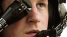 Britain's Prince Harry wears his monocle gun sight as he sits in his Apache helicopter in Camp Bastion, southern Afghanistan in this photograph taken December 12, 2012, and released January 21, 2013. The Prince, who is serving as a pilot/gunner with 662 Squadron Army Air Corps, is on a posting to Afghanistan that runs from September 2012 to January 2013. Photograph taken December 12, 2012. REUTERS/John Stillwell/Pool (AFGHANISTAN - Tags: MILITARY POLITICS SOCIETY ROYALS CONFLICT) Published: Led. 21, 2013, 7:53 odp.