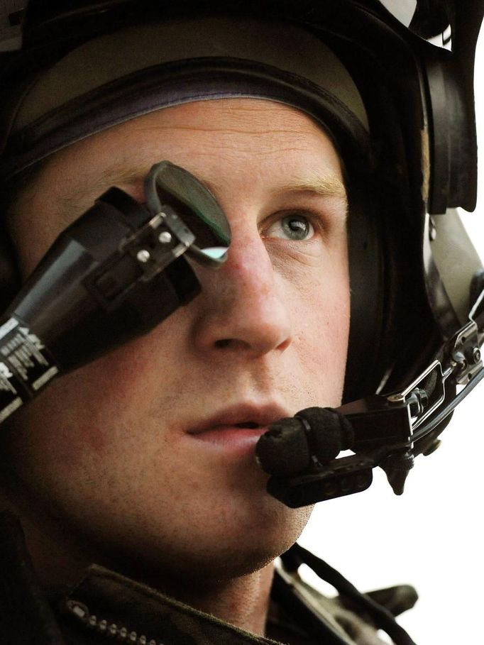 Britain's Prince Harry wears his monocle gun sight as he sits in his Apache helicopter in Camp Bastion, southern Afghanistan in this photograph taken December 12, 2012, and released January 21, 2013. The Prince, who is serving as a pilot/gunner with 662 Squadron Army Air Corps, is on a posting to Afghanistan that runs from September 2012 to January 2013. Photograph taken December 12, 2012. REUTERS/John Stillwell/Pool (AFGHANISTAN - Tags: MILITARY POLITICS SOCIETY ROYALS CONFLICT) Published: Led. 21, 2013, 7:53 odp.