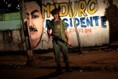 Hladoví Venezuelané jdou proti vládě. Prezident Maduro vyslal do ulic vojáky