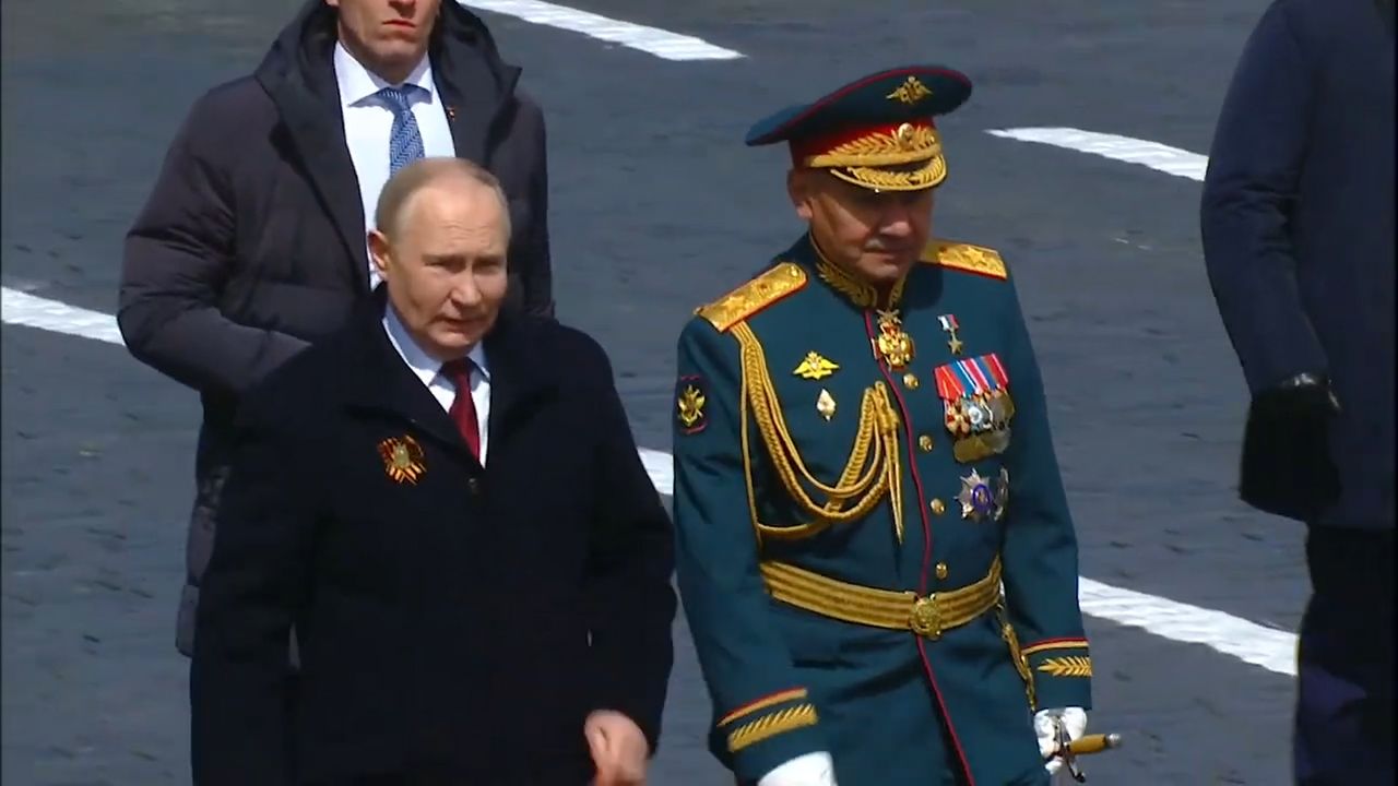 "Vypadá nepřirozeně." Video odhalilo, co má Putin pod kabátem. Kreml to chtěl utajit