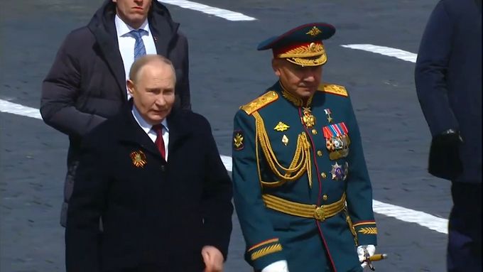Na záběrech lze pozorovat Putinovy nepřirozené pohyby, které by mohla způsobit neprůstřelná vesta