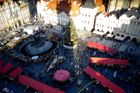 Pohled ze Staroměstské radnice na vánoční trhy na Staroměstském náměstí v Praze.